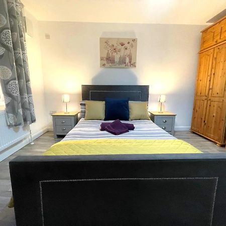 غيلينغهام Deluxe 1-Bedroom Serviced Apartment Sleeps 4 For Short Or Long Stay المظهر الخارجي الصورة