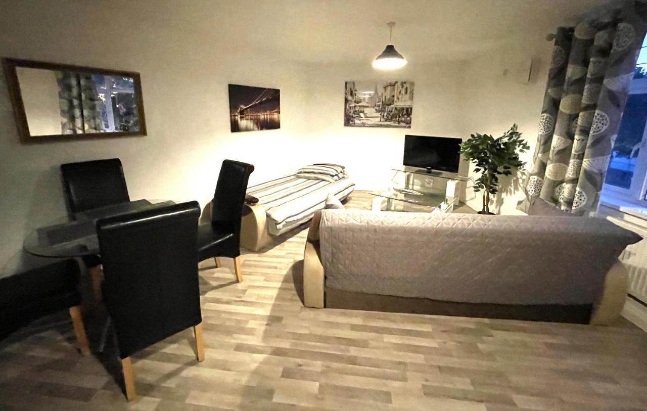 غيلينغهام Deluxe 1-Bedroom Serviced Apartment Sleeps 4 For Short Or Long Stay المظهر الخارجي الصورة