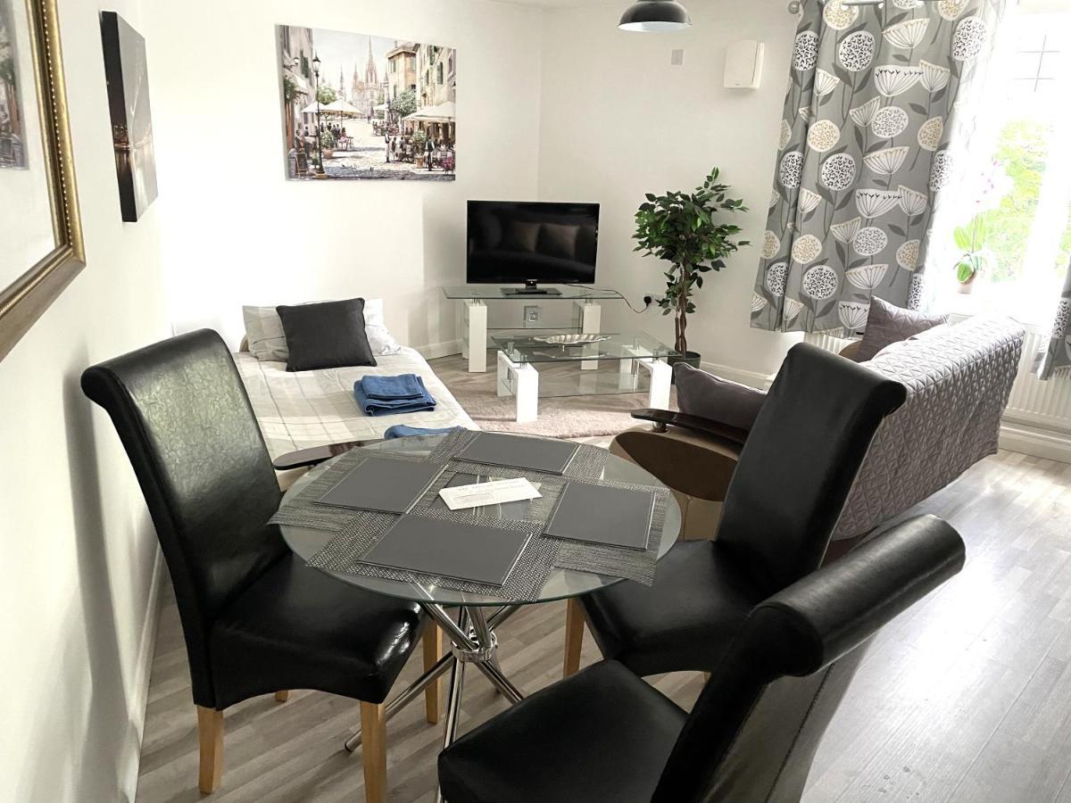 غيلينغهام Deluxe 1-Bedroom Serviced Apartment Sleeps 4 For Short Or Long Stay المظهر الخارجي الصورة
