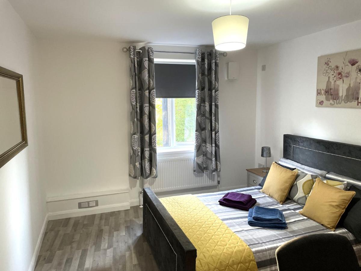 غيلينغهام Deluxe 1-Bedroom Serviced Apartment Sleeps 4 For Short Or Long Stay المظهر الخارجي الصورة
