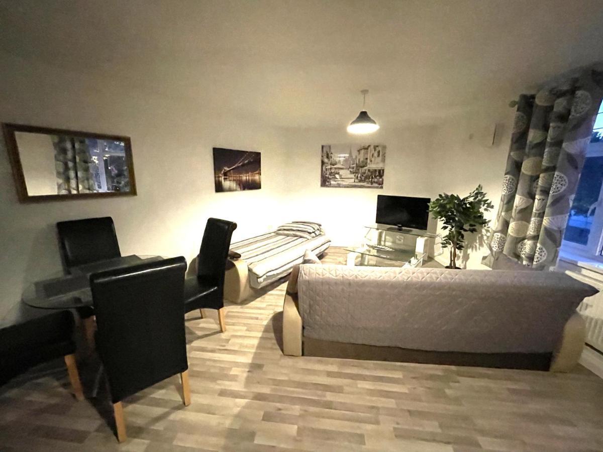 غيلينغهام Deluxe 1-Bedroom Serviced Apartment Sleeps 4 For Short Or Long Stay المظهر الخارجي الصورة