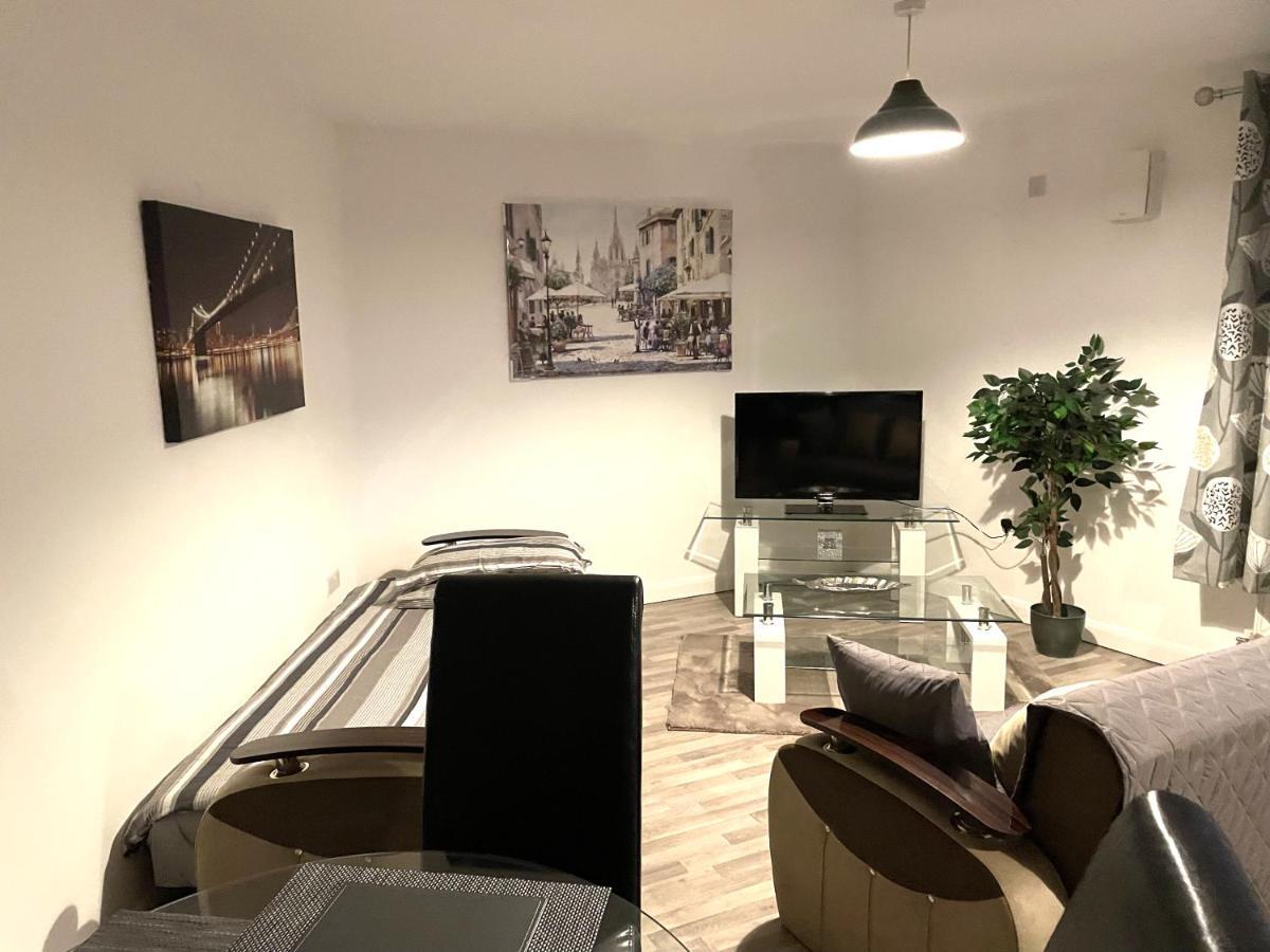 غيلينغهام Deluxe 1-Bedroom Serviced Apartment Sleeps 4 For Short Or Long Stay المظهر الخارجي الصورة
