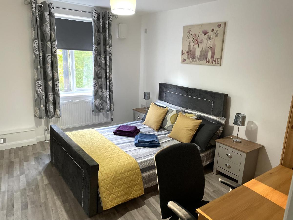 غيلينغهام Deluxe 1-Bedroom Serviced Apartment Sleeps 4 For Short Or Long Stay المظهر الخارجي الصورة