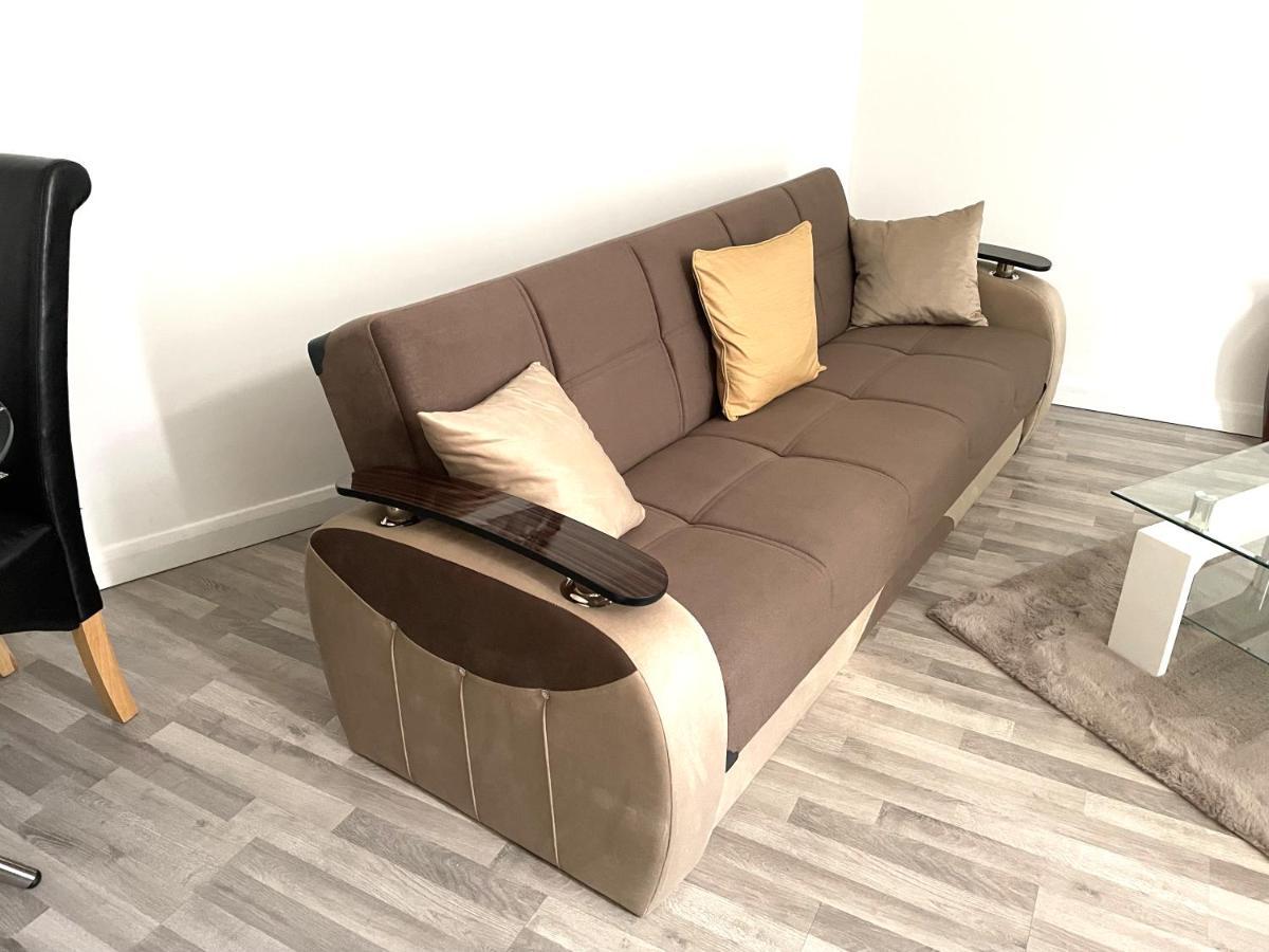غيلينغهام Deluxe 1-Bedroom Serviced Apartment Sleeps 4 For Short Or Long Stay المظهر الخارجي الصورة