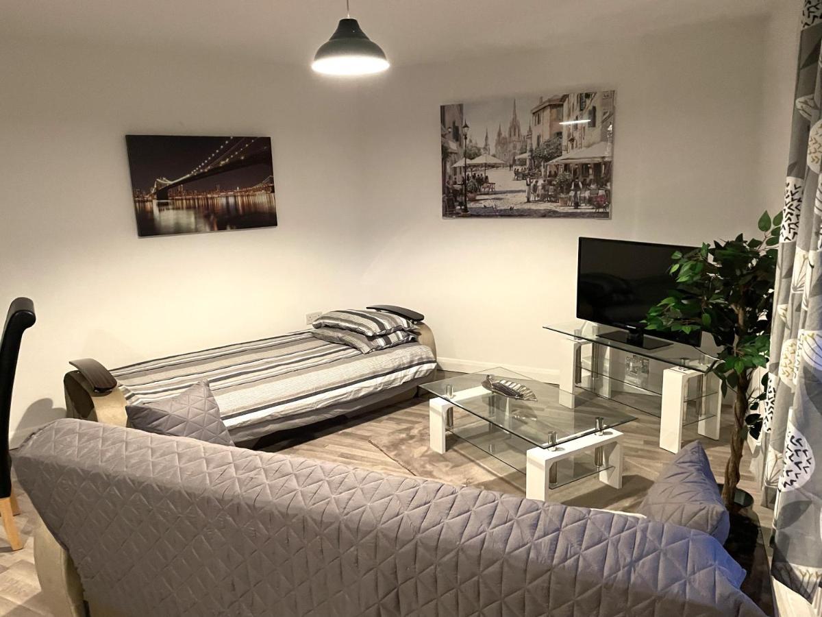 غيلينغهام Deluxe 1-Bedroom Serviced Apartment Sleeps 4 For Short Or Long Stay المظهر الخارجي الصورة