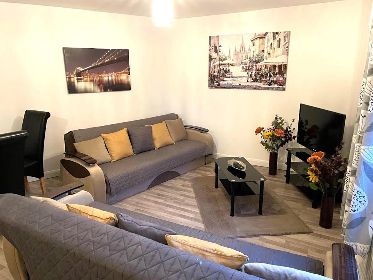 غيلينغهام Deluxe 1-Bedroom Serviced Apartment Sleeps 4 For Short Or Long Stay المظهر الخارجي الصورة