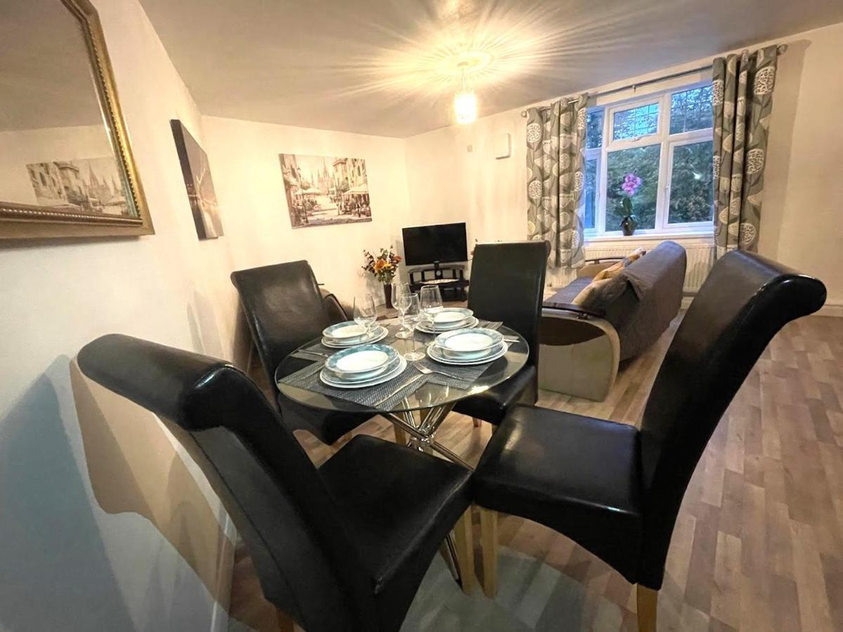 غيلينغهام Deluxe 1-Bedroom Serviced Apartment Sleeps 4 For Short Or Long Stay المظهر الخارجي الصورة