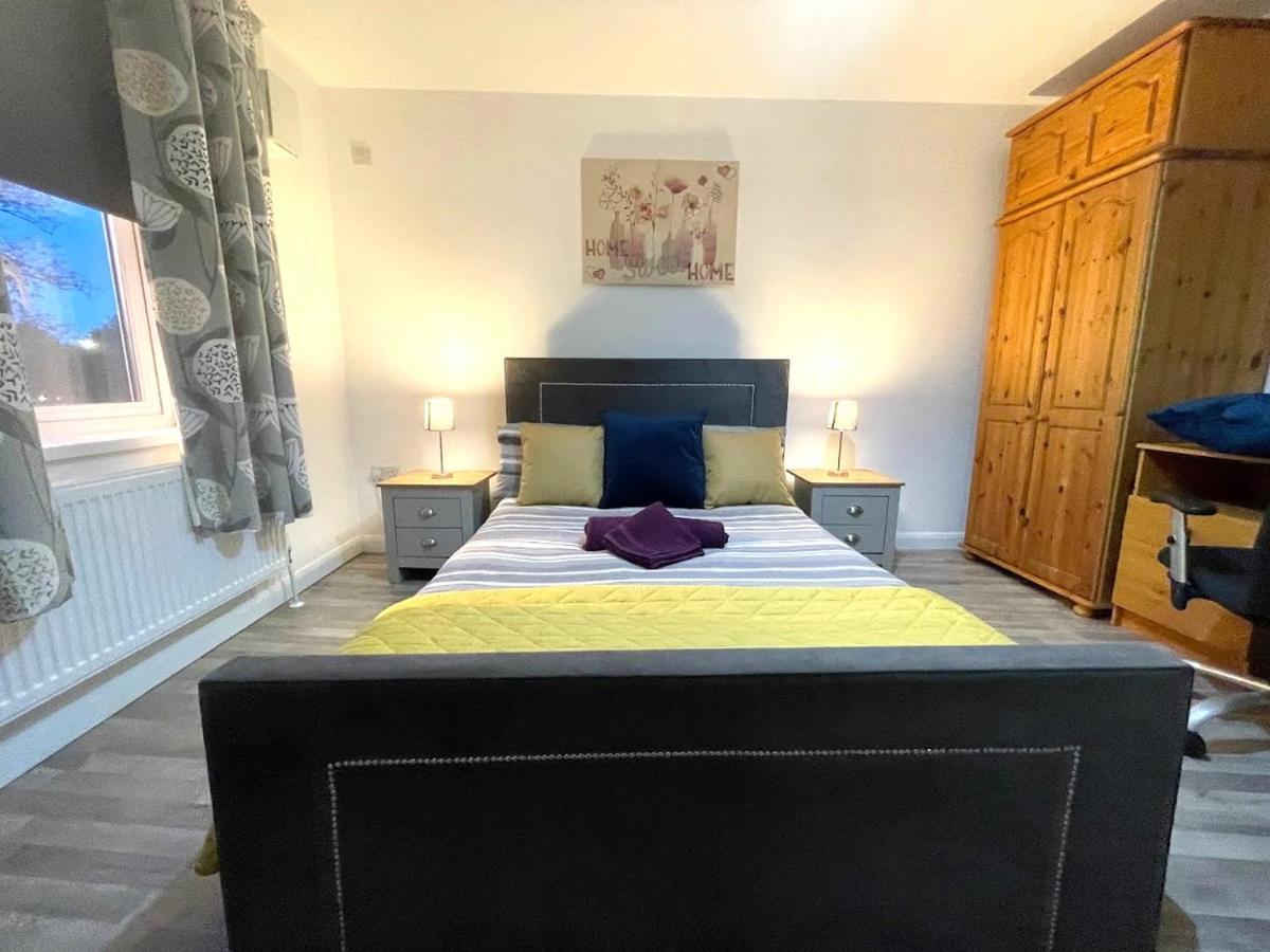 غيلينغهام Deluxe 1-Bedroom Serviced Apartment Sleeps 4 For Short Or Long Stay المظهر الخارجي الصورة