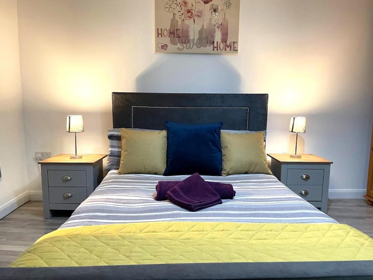 غيلينغهام Deluxe 1-Bedroom Serviced Apartment Sleeps 4 For Short Or Long Stay المظهر الخارجي الصورة