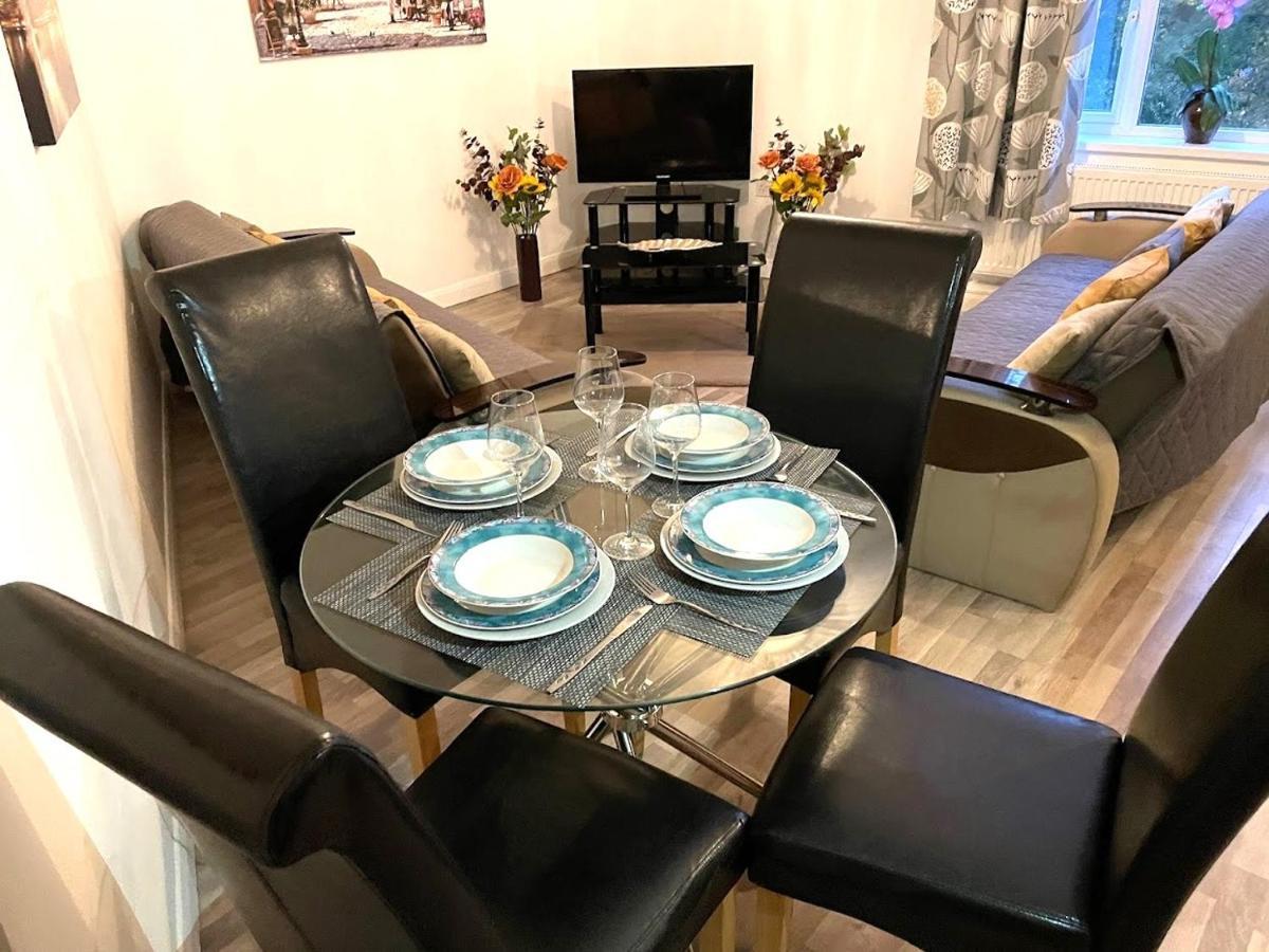 غيلينغهام Deluxe 1-Bedroom Serviced Apartment Sleeps 4 For Short Or Long Stay المظهر الخارجي الصورة