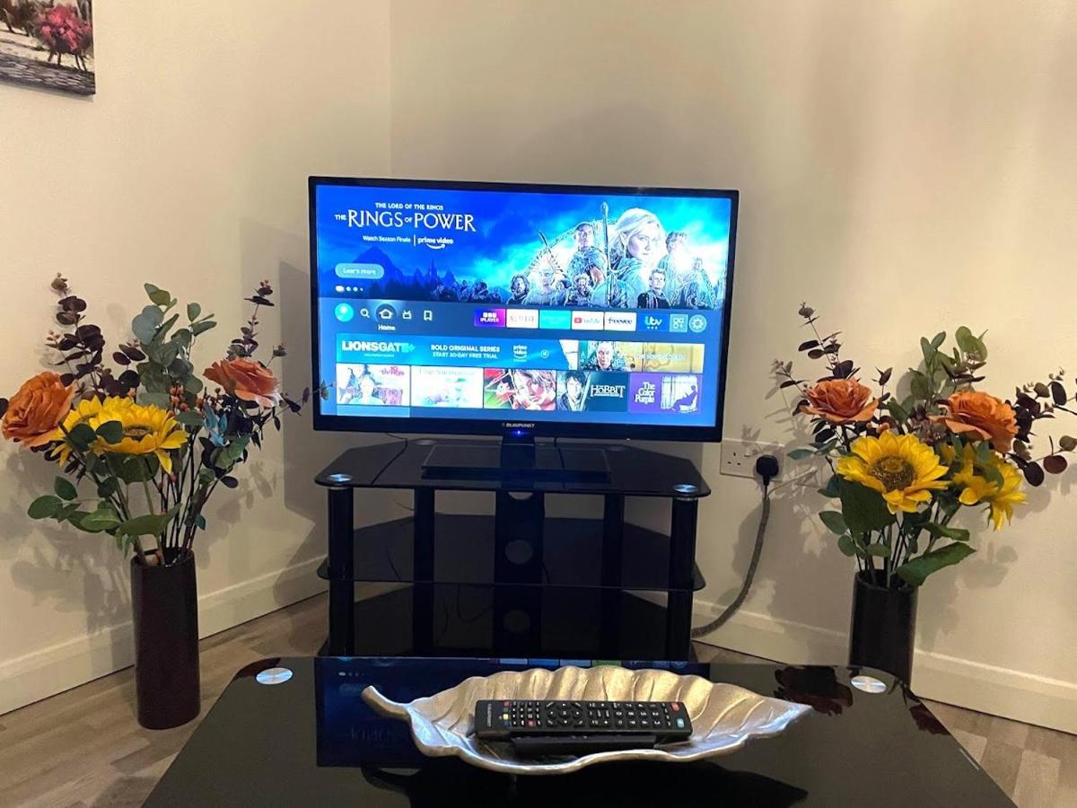 غيلينغهام Deluxe 1-Bedroom Serviced Apartment Sleeps 4 For Short Or Long Stay المظهر الخارجي الصورة