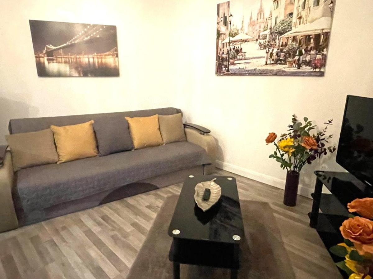 غيلينغهام Deluxe 1-Bedroom Serviced Apartment Sleeps 4 For Short Or Long Stay المظهر الخارجي الصورة