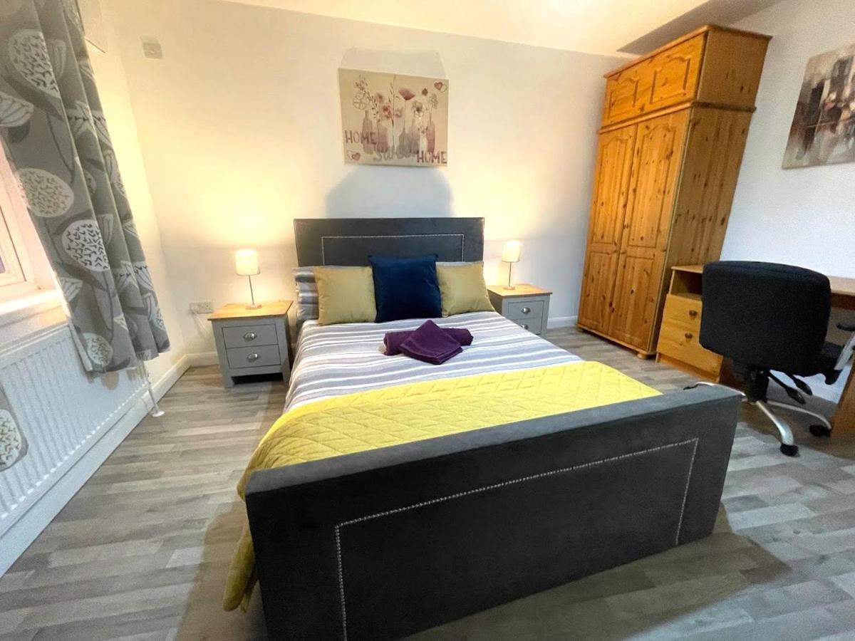 غيلينغهام Deluxe 1-Bedroom Serviced Apartment Sleeps 4 For Short Or Long Stay المظهر الخارجي الصورة